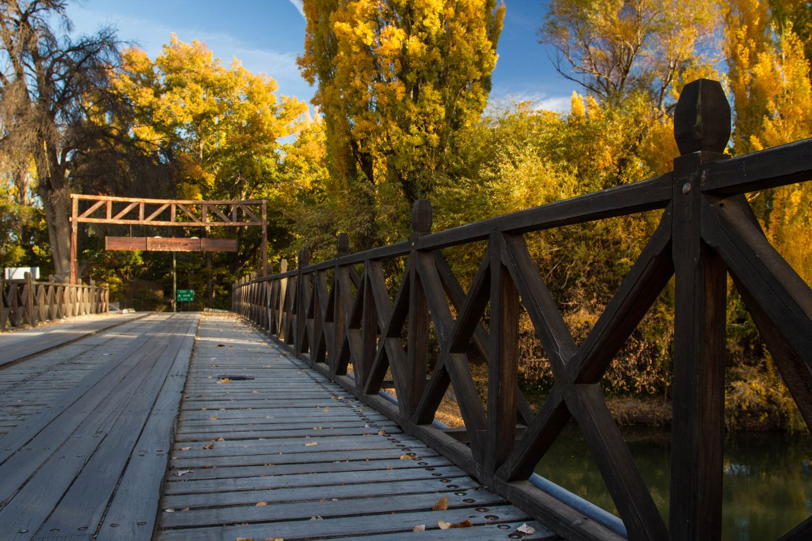 El Puente Hendre, la postal dorada del valle